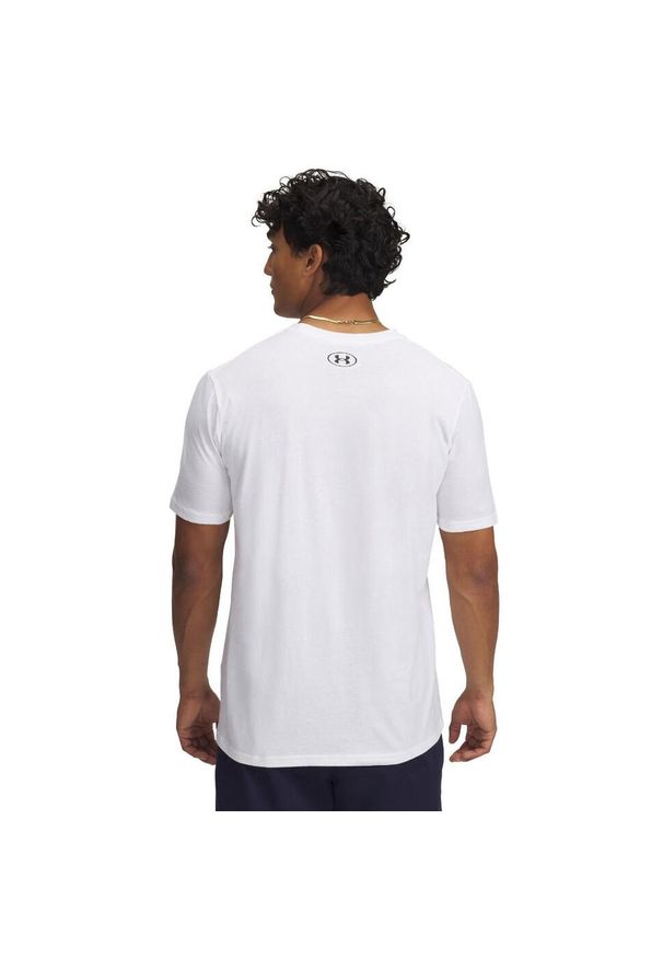 Under Armour - Męska Koszulka Z Krótkim Rękawem Stacked Logo. Kolor: biały. Długość rękawa: krótki rękaw. Długość: krótkie. Sport: turystyka piesza