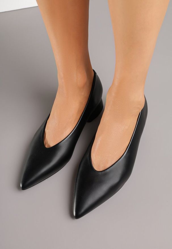 Renee - Czarne Czółenka na Słupku Vices ze Skórzaną Wkładką Alinire. Kolor: czarny. Materiał: skóra. Obcas: na słupku. Styl: elegancki