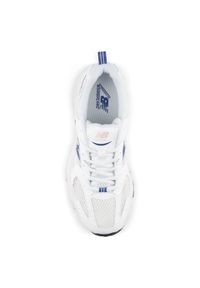 Buty dziecięce New Balance G5302EG – białe. Okazja: na uczelnię, na co dzień. Kolor: biały. Materiał: materiał, syntetyk, guma. Szerokość cholewki: normalna #5