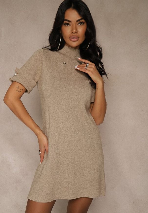 Renee - Beżowa Sukienka Sweterkowa o Trapezowym Kroju z Perełkami Liatusea. Okazja: na co dzień. Kolor: beżowy. Materiał: jeans. Typ sukienki: trapezowe. Styl: casual