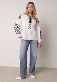 Born2be - Biała Bawełniana Bluzka Boho z Ozdobnym Haftem i Sznurkiem z Frędzlami Lamegenia. Okazja: na co dzień, do pracy, na spotkanie biznesowe. Kolor: biały. Materiał: bawełna. Wzór: haft. Styl: boho #2