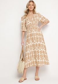 Born2be - Ciemnobeżowa Sukienka Wiskozowa Rozkloszowana z Odkrytymi Plecami w Print Boho Turaisa. Okazja: na co dzień. Typ kołnierza: dekolt w kształcie V. Kolor: beżowy. Materiał: wiskoza. Długość rękawa: długi rękaw. Wzór: nadruk. Typ sukienki: rozkloszowane, proste. Styl: boho #2