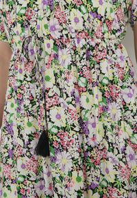 Born2be - Zielono-Różowa Sukienka w Kwiaty z Wiskozy z Gumką w Talii Soriah. Kolor: zielony. Materiał: wiskoza. Wzór: kwiaty #5