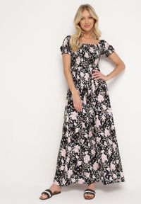 Born2be - Czarno-Biała Rozkloszowana Sukienka w Kwiaty z Marszczonym Dekoltem Disteria. Okazja: na co dzień. Kolor: czarny. Materiał: jeans. Wzór: kwiaty. Sezon: wiosna, lato. Styl: casual, vintage, elegancki #7
