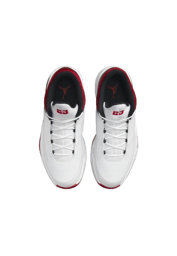 Buty do chodzenia męskie Nike Jordan Max Aura 3. Zapięcie: sznurówki. Kolor: biały, czerwony, wielokolorowy. Materiał: materiał, syntetyk, tkanina. Szerokość cholewki: normalna. Sport: turystyka piesza