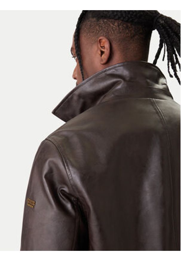 Guess Kurtka z imitacji skóry M6RL0A WJ260 Brązowy Regular Fit. Kolor: brązowy. Materiał: skóra