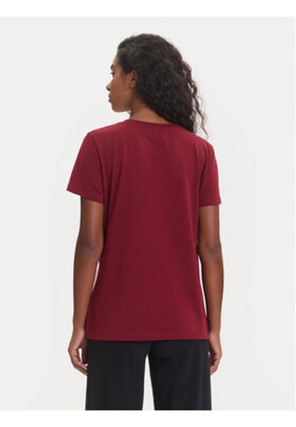 Guess T-Shirt V3BI11 J1314 Bordowy Regular Fit. Kolor: czerwony. Materiał: bawełna