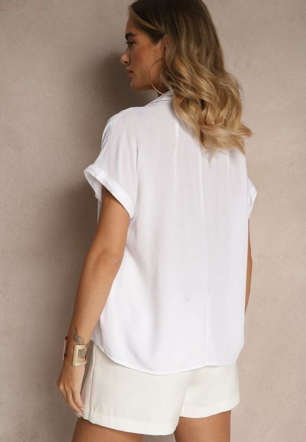 Renee - Biała Koszula z Wiskozy Ozdobiona Podwinięciami Tilaruna. Okazja: na co dzień. Typ kołnierza: kołnierzyk klasyczny. Kolor: biały. Materiał: wiskoza. Długość rękawa: krótki rękaw. Długość: krótkie. Wzór: aplikacja. Styl: klasyczny, casual, elegancki