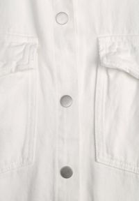 Born2be - Biała Bawełniana Kurtka Jeansowa o Koszulowym Kroju na Napy Yrelola. Okazja: na co dzień, do pracy. Kolor: biały. Materiał: jeans, bawełna. Długość: długie. Styl: casual, klasyczny #4