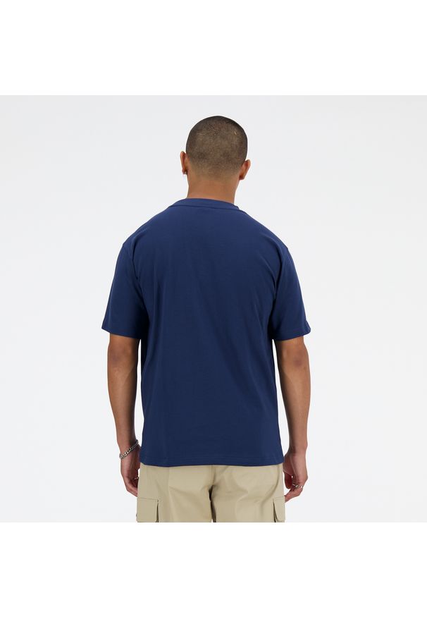 Koszulka męska New Balance MT41533NNY – granatowa. Kolor: niebieski. Materiał: bawełna, dresówka. Długość rękawa: krótki rękaw. Długość: krótkie