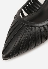 Born2be - Czarne Sandały na Płaskiej Podeszwie Ozdobione Wycięciami Auraly. Okazja: na co dzień. Zapięcie: sprzączka. Kolor: czarny. Wzór: aplikacja. Obcas: na płaskiej podeszwie. Styl: casual, elegancki #4