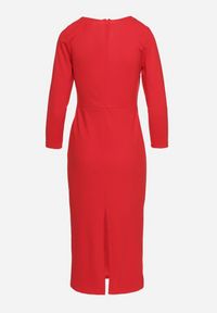 Born2be - Czerwona Sukienka Ozdobiona Asymetrycznym Dekoltem Silfedi. Okazja: na co dzień. Kolor: czerwony. Materiał: jeans. Wzór: aplikacja. Typ sukienki: asymetryczne. Styl: klasyczny, casual, elegancki #5