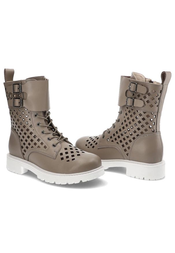 Brązowe Botki Artiker Damskie Wygodne Obuwie. Zapięcie: klamry. Kolor: brązowy. Szerokość cholewki: normalna. Wzór: geometria, aplikacja, ażurowy. Materiał: skóra. Sezon: wiosna. Obcas: na obcasie. Styl: klasyczny, rockowy, elegancki. Wysokość obcasa: niski