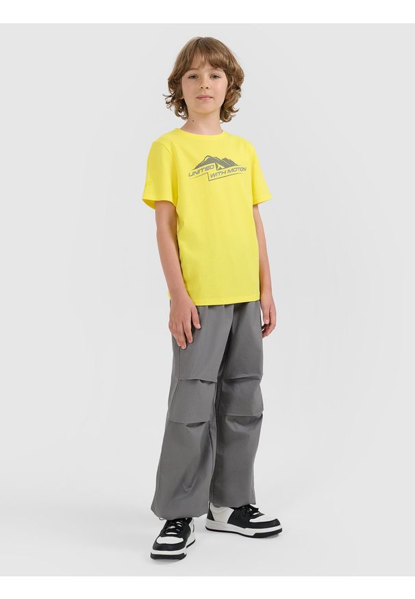 4f - 4F T-shirt regular z nadrukiem chłopięcy - pomarańczowy 152 (11-12 lat). Okazja: na uczelnię, na co dzień. Kolor: żółty. Materiał: jeans, materiał, skóra, bawełna, dresówka. Wzór: nadruk. Sezon: lato. Styl: casual, klasyczny