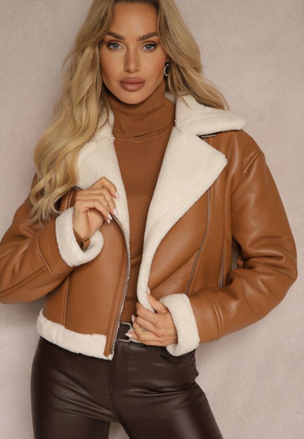 Renee - Brązowa Krótka Kurtka Biker z Futerkowym Obszyciem i Klamerkami Laorissa. Okazja: na co dzień. Kolor: brązowy. Długość: krótkie. Styl: casual, elegancki