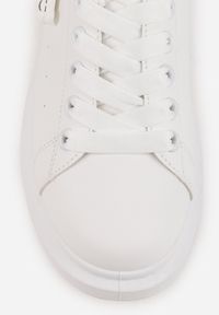 Born2be - Biało-Różowe Klasyczne Sneakersy z Ozdobną Zawieszką Tenevia. Okazja: na spacer. Nosek buta: okrągły. Zapięcie: sznurówki. Kolor: biały. Materiał: jeans. Sport: turystyka piesza #9