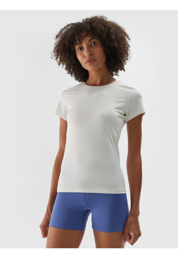 4f - 4F Koszulka treningowa regular szybkoschnąca damska - beżowa XS. Kolor: beżowy. Materiał: dzianina, elastan, włókno, materiał, poliester. Długość rękawa: krótki rękaw. Długość: krótkie. Wzór: gładki, jednolity, ze splotem. Sport: fitness