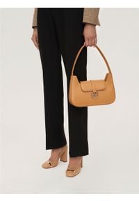 Kazar - Jasnobrązowa torebka baguette z klapką. Kolor: brązowy. Wzór: aplikacja. Materiał: skórzane. Styl: elegancki. Rodzaj torebki: na ramię #9