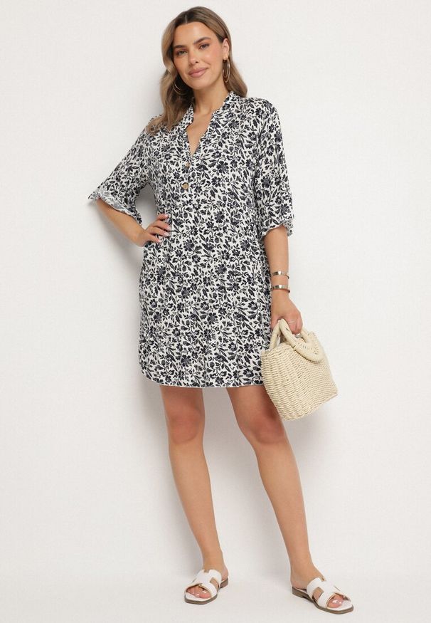 Born2be - Biało-Granatowa Bawełniana Sukienka w Kwiaty o Rozkloszowanym Kroju Jenaleira. Okazja: na co dzień. Typ kołnierza: dekolt w serek. Kolor: biały. Materiał: bawełna. Długość rękawa: krótki rękaw. Wzór: kwiaty. Styl: casual, klasyczny