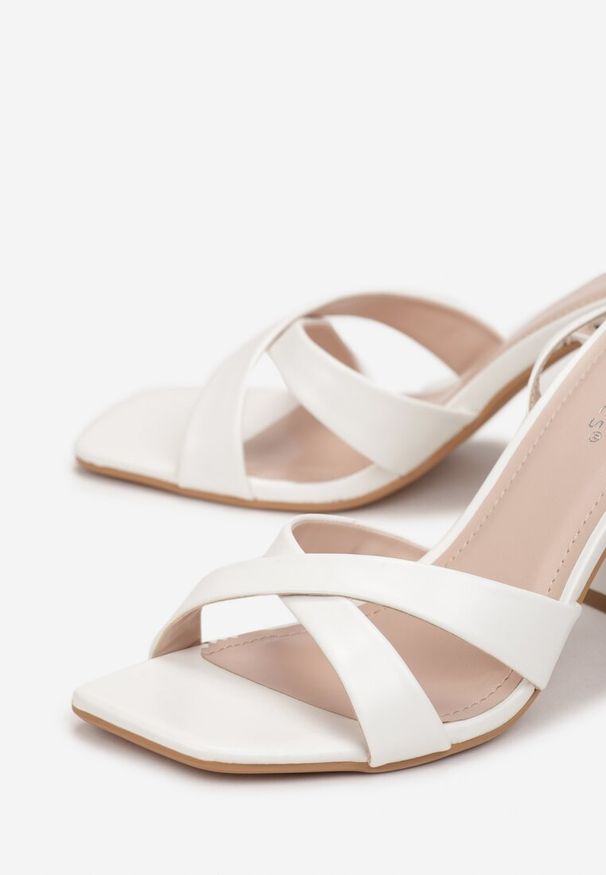Renee - Białe Sandały z Kwadratowym Noskiem na Słupku Tanvi. Kolor: biały. Obcas: na słupku. Styl: elegancki