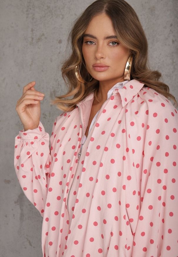 Renee - Różowa Nietoperzowa Bluza z Wiskozą w Kropki z Kołnierzykiem Meze. Okazja: na co dzień. Kolor: różowy. Materiał: wiskoza. Wzór: kropki. Styl: casual