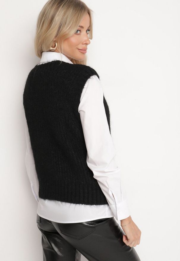 Born2be - Czarna Prążkowana Kamizelka z Wełną w Stylu Sweterka Sintille. Kolor: czarny. Materiał: prążkowany, wełna. Wzór: prążki, aplikacja. Styl: elegancki