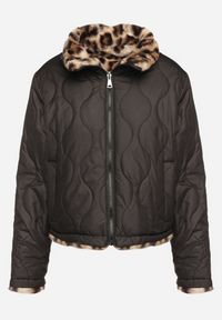 Born2be - Czarna Pikowana Kurtka Dwustronna ze Stójką i Ściągaczem z Futerkiem w Panterkę Cesila. Okazja: na co dzień. Typ kołnierza: kołnierzyk stójkowy. Kolor: czarny. Materiał: futro. Długość rękawa: długi rękaw. Długość: długie. Wzór: motyw zwierzęcy. Styl: casual, klasyczny #4
