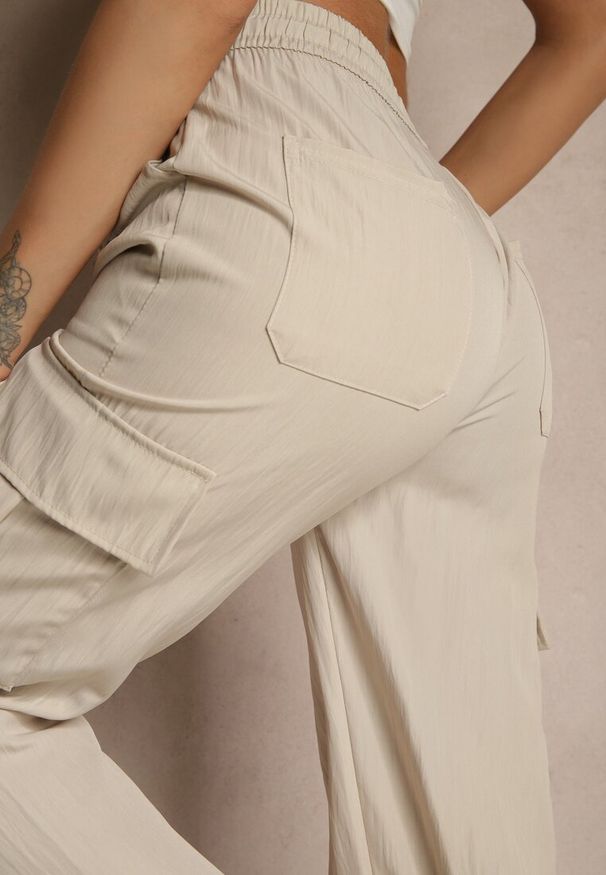 Renee - Jasnobeżowe Spodnie Cargo z Bawełną o Szerokim Kroju High Waist Mairiora. Okazja: na co dzień. Stan: podwyższony. Kolor: beżowy. Materiał: bawełna. Styl: casual