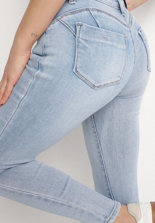 Born2be - Niebieskie Dopasowane Jeansy z Bawełną i Efektem Push Up Nusiviela. Okazja: na co dzień. Kolor: niebieski. Wzór: aplikacja. Styl: casual