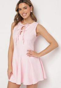 Born2be - Różowa Rozkloszowana Sukienka Bez Rękawów z Ozdobnymi Wiązaniami Avelkio. Okazja: na spacer, na co dzień. Kolor: różowy. Długość rękawa: bez rękawów. Typ sukienki: rozkloszowane. Styl: elegancki, casual #1