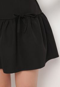 Born2be - Czarna Rozkloszowana Sukienka Vices Bez Rękawów z Obniżonym Stanem i Kokardkami Folinesa. Okazja: na co dzień. Typ kołnierza: kokarda. Kolor: czarny. Długość rękawa: bez rękawów. Styl: klasyczny, casual, elegancki #7