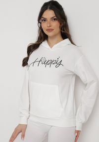 Born2be - Biała Bluza z Kapturem Napisem i Kangurkową Kieszenią Adrippa. Typ kołnierza: kaptur. Kolor: biały. Wzór: napisy. Sezon: jesień, zima #6
