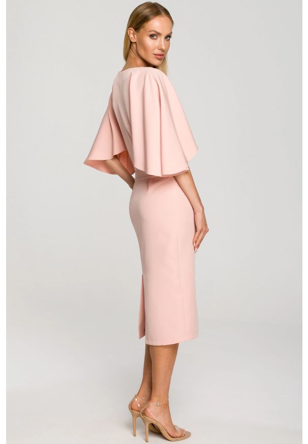 Sukienki.shop - Sukienka ołówkowa z szerokimi rękawami pudrowa z pelerynką. Okazja: na ślub cywilny, na wesele, na komunię. Typ sukienki: ołówkowe. Styl: elegancki, wizytowy