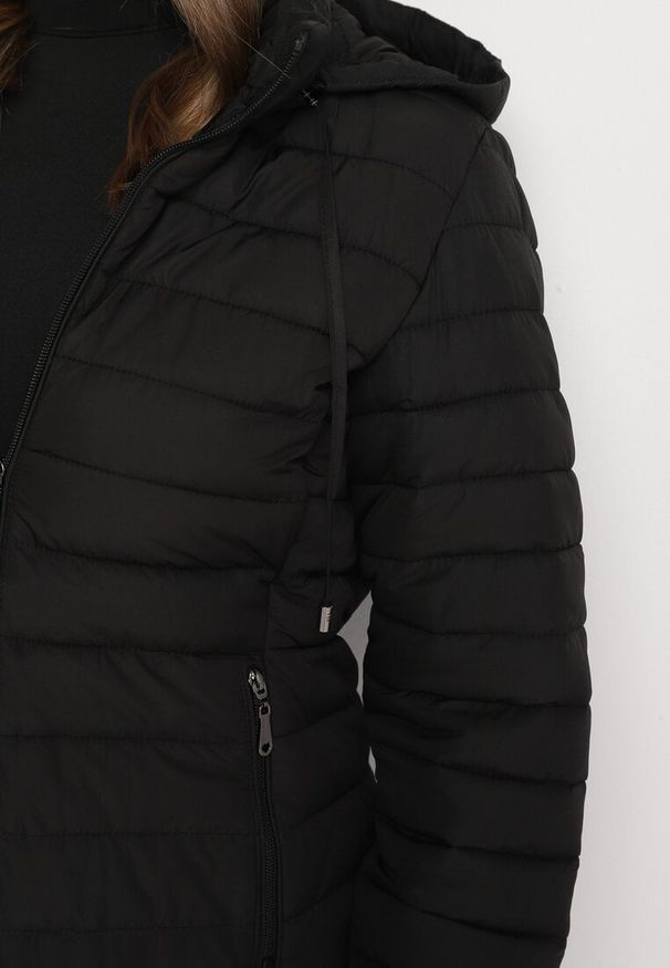 Born2be - Czarna Pikowana Kurtka z Kapturem i Sznurkami Miviana. Okazja: na spacer. Typ kołnierza: kaptur. Kolor: czarny. Materiał: jeans. Długość rękawa: długi rękaw. Długość: długie