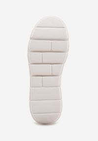 Born2be - Białe Skórzane Mokasyny na Grubej Podeszwie Zdobione Perforacją i Łańcuszkiem Ariuk. Okazja: do pracy, na co dzień. Kolor: biały. Materiał: skóra. Wzór: aplikacja. Styl: elegancki, casual #5