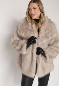 Born2be - Beżowa Kurtka Futerko o Dwurzędowym Kroju Oversize Nevisa. Okazja: do pracy, na spotkanie biznesowe. Kolor: beżowy. Materiał: futro. Sezon: zima, jesień. Styl: biznesowy #6