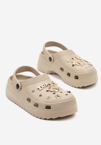 Born2be - Ciemnobeżowe Klapki Piankowe w Stylu Chodaków z Przypinkami Sanilia. Okazja: na co dzień. Kolor: beżowy. Materiał: jeans. Wzór: kolorowy, aplikacja. Styl: casual #5