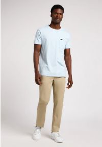 Lee - MESKIE SPODNIE MATERIALOWE LEE DAREN ZIP FLY KANSAS CITY KHAKI 112349219. Kolor: brązowy #4