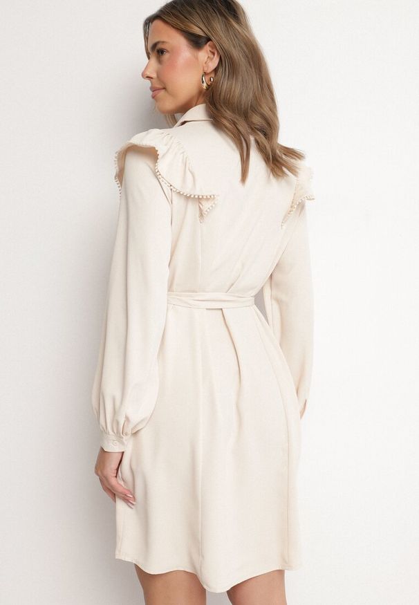 Born2be - Beżowa Koszulowa Sukienka z Falbanką i Wiązanym Paskiem Jituri. Kolor: beżowy. Materiał: koronka, materiał. Wzór: aplikacja. Typ sukienki: koszulowe. Długość: mini