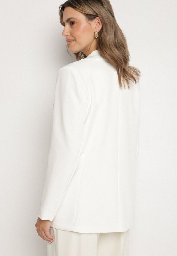 Born2be - Biała Marynarka Ozdobiona Imitacją Kieszeni Sovzedi. Okazja: na spotkanie biznesowe. Kolor: biały. Materiał: jeans. Wzór: aplikacja. Styl: elegancki, biznesowy