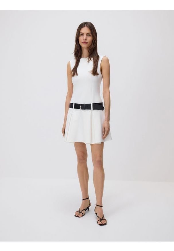 Reserved - Sukienka mini z paskiem - kremowy. Kolor: kremowy. Materiał: wiskoza, dzianina. Długość: mini