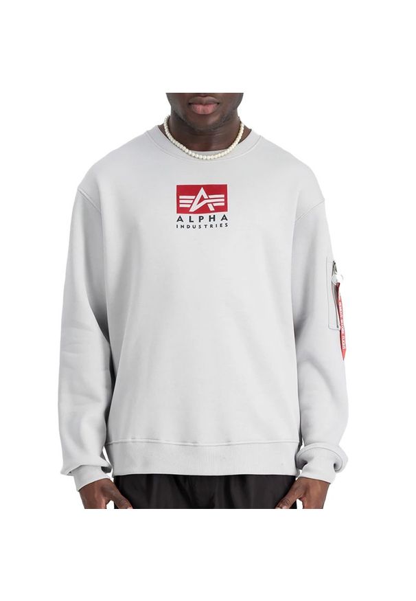 Bluza Alpha Industries Satin Logo Sweater 148311666 - biała. Kolor: biały. Materiał: bawełna. Wzór: aplikacja, napisy. Styl: klasyczny