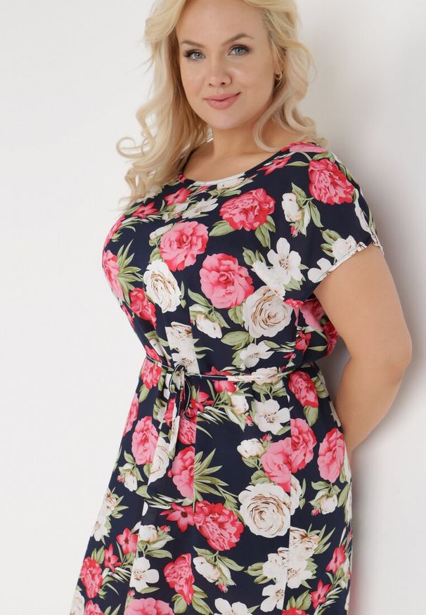 Born2be - Granatowa Sukienka Endiore. Okazja: na ślub cywilny, na randkę, na wesele. Kolekcja: plus size. Kolor: różowy. Wzór: aplikacja, kwiaty, nadruk. Typ sukienki: dla puszystych. Materiał: tkanina. Długość rękawa: krótki rękaw. Sezon: lato. Długość: midi