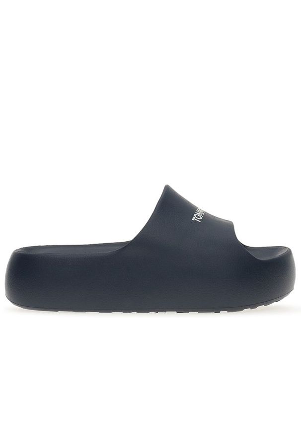 Klapki Tommy Jeans Chunky Flatform Pool Slides EN0EN02454-C1G - granatowe. Okazja: na plażę, na co dzień. Kolor: niebieski. Materiał: guma, materiał. Szerokość cholewki: normalna. Wzór: aplikacja. Sezon: lato. Sport: pływanie