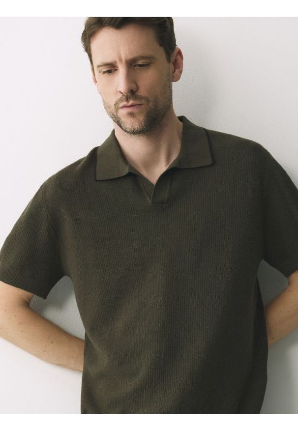 Reserved - Koszulka polo z lnem - oliwkowy. Typ kołnierza: polo. Kolor: oliwkowy. Materiał: len