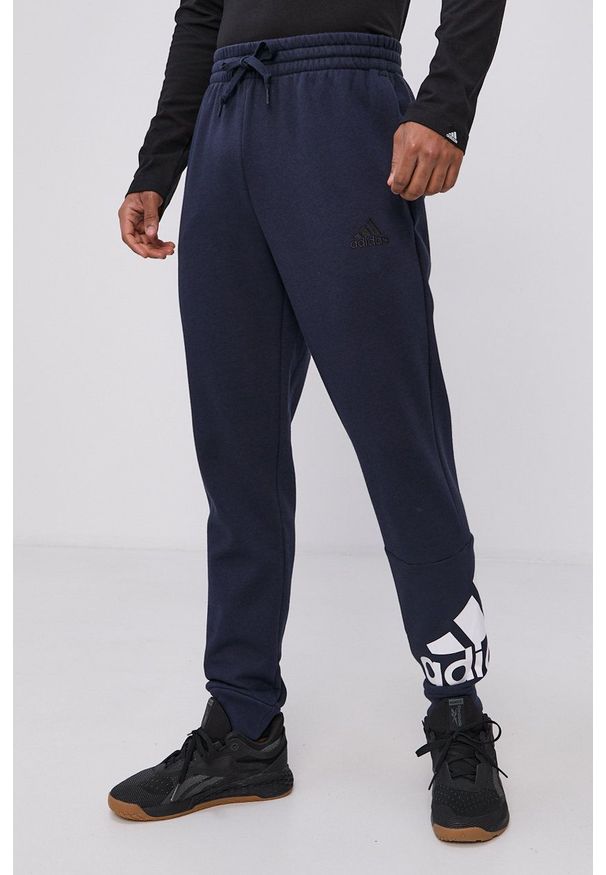 Adidas - adidas - Spodnie. Okazja: na co dzień. Kolor: niebieski. Wzór: nadruk. Styl: casual