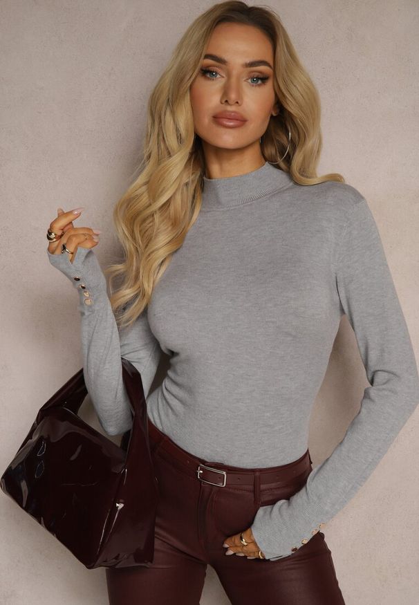 Renee - Szary Sweter z Półgolfem i Ozdobnymi Guzikami Delahra. Okazja: na co dzień. Kolor: szary. Materiał: jeans. Styl: elegancki, casual