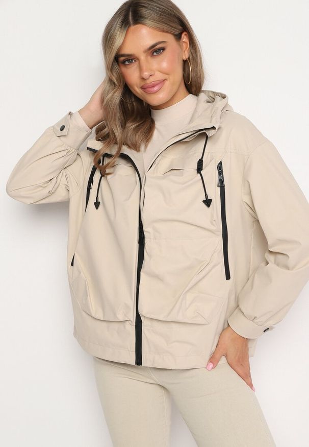 Born2be - Beżowa Kurtka Wiatrówka z Kieszeniami i Ściągaczami Braliana. Okazja: na spacer. Kolor: beżowy. Materiał: jeans. Styl: elegancki, sportowy