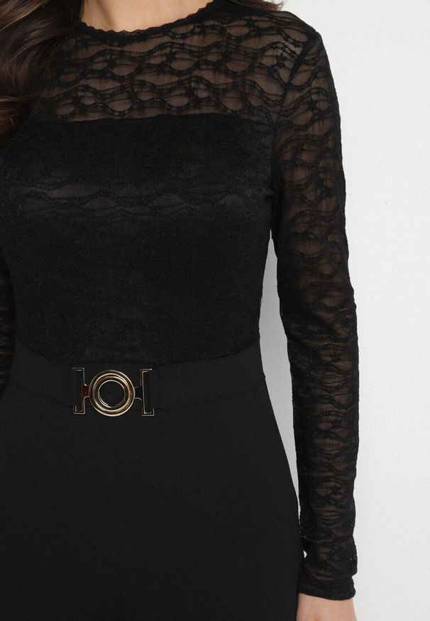 Born2be - Czarny Koronkowy Kombinezon z Wiskozą z Szerokimi Nogawkami Ninarena. Okazja: na co dzień. Kolor: czarny. Materiał: wiskoza, koronka. Długość rękawa: długi rękaw. Długość: długie. Styl: casual, elegancki