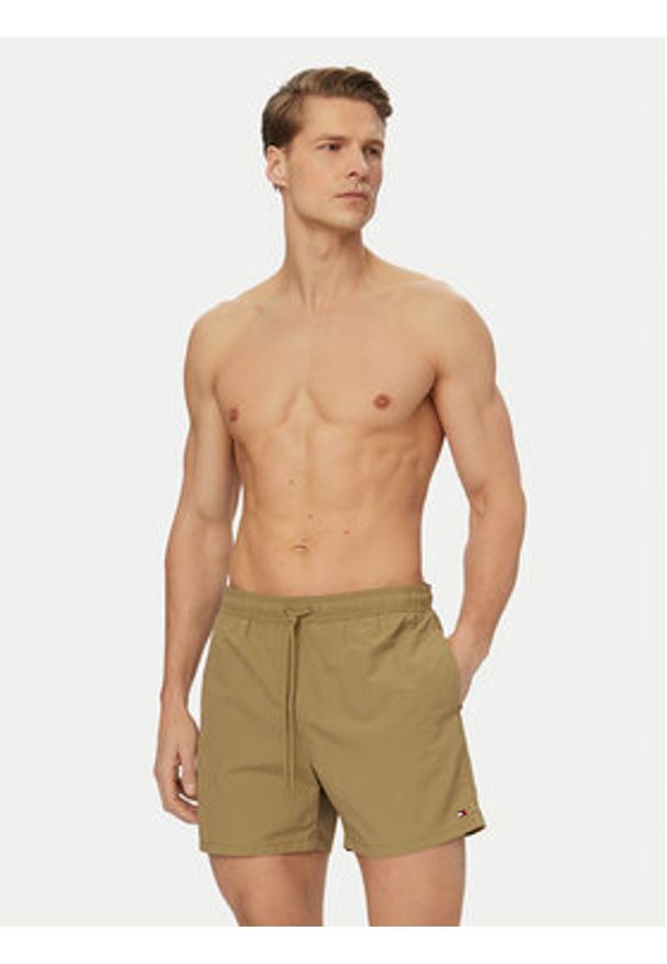 TOMMY HILFIGER - Tommy Hilfiger Szorty kąpielowe UM0UM03477 Khaki Regular Fit. Kolor: brązowy. Materiał: syntetyk